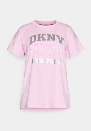 Svetle růžové bavlněné tričko s stříbrným grafickým textem: "DKNY 1989 NEW YORK." Krátké rukávy a volný střih s kulatým výstřihem.