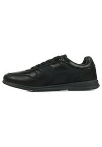 Zapatilla deportiva negra que combina cuero y tejido, con punta redondeada, perfil bajo y suela de goma con cierre de cordones.