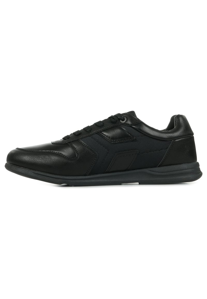 Zapatilla deportiva negra que combina cuero y tejido, con punta redondeada, perfil bajo y suela de goma con cierre de cordones.