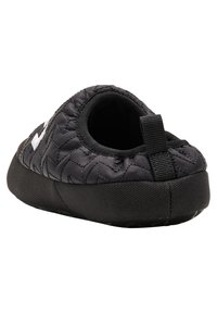 Czarne pikowane kapcie z teksturowaną górą, zaokrąglonym kształtem i wyściełanym kołnierzem. Posiadają czarną gumową podeszwę i tylną pętelkę do wciągania.