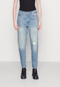 Calvin Klein Jeans MOM JEAN - Vaqueros boyfriend - denim light