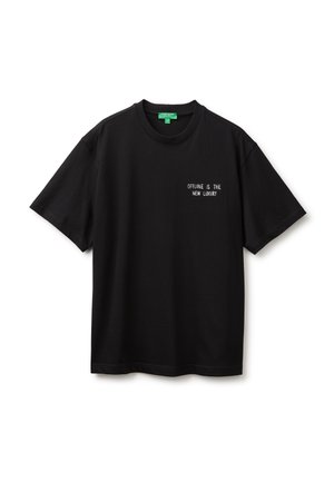 Zwart T-shirt met korte mouwen en ronde hals met witte tekst op de borst met de tekst "OFFLINE IS THE NEW LUXURY."