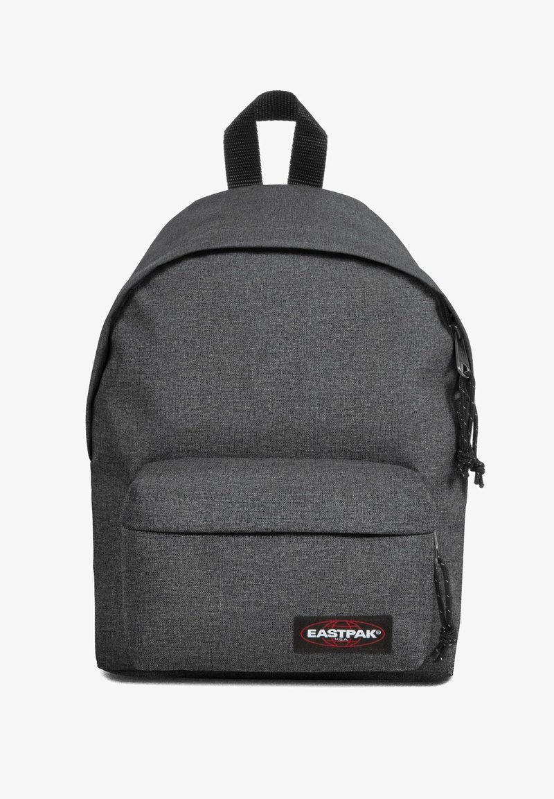 Šedý látkový batoh zaobleného tvaru, se zipovou kapsou vpředu, horním uchopováním a nastavitelnými popruhy. Černá logo nášivka na přední straně.