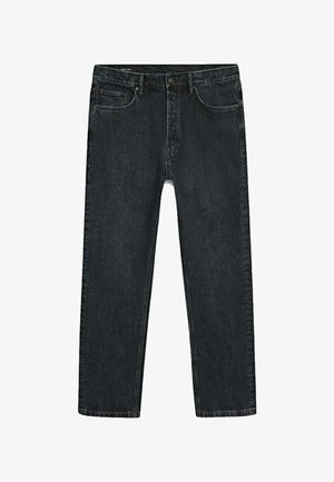 Czarne jeansy o prostych nogawkach z pięcioma kieszeniami, zapięciem na guzik i widocznym przeszyciem na białym tle.