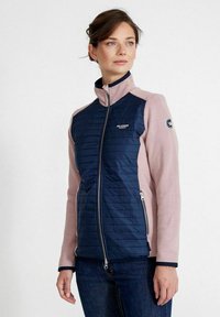 Giacca ibrida blu navy e rosa con chiusura a zip. Pannello frontale trapuntato, maniche simili a quelle di un maglione e logo sul braccio sinistro. Tessuto testurizzato.