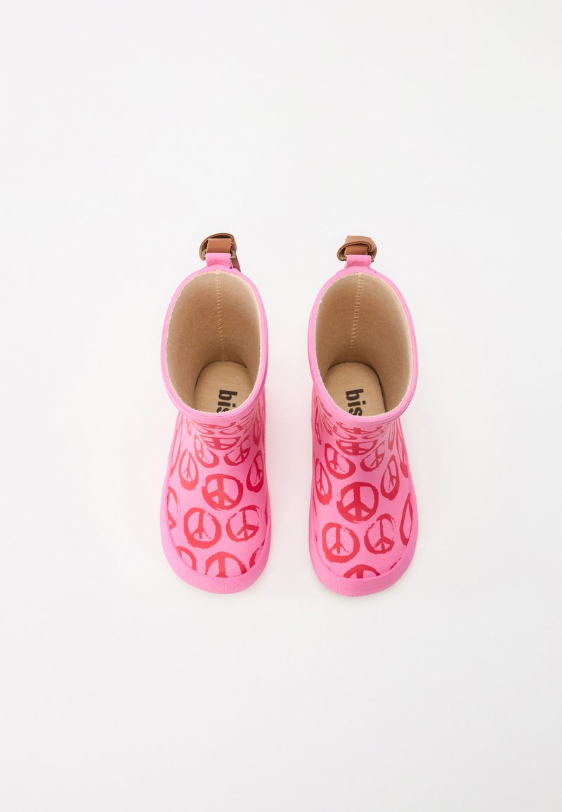 Rosa Gummistiefel mit einem wiederholten Friedenssymbol-Muster, das eine glatte Textur und braune Akzente an den Knöchelriemen aufweist.