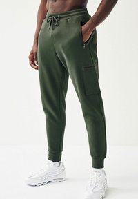 Next REGULAR FIT ZIP POCKET CARGO - Træningsbukser - green