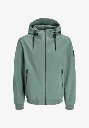 Chaqueta con capucha en suave tejido verde, con cierre de cremallera en la parte delantera, dos bolsillos laterales con cremallera y puños elásticos. Textura lisa con herrajes negros en contraste.