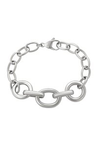 Sudraba ķēdes aproce ar maiņām lieliem ovāliem un apaļiem savienojumiem, kā arī ar omāra knaibu aizdari, izlikta uz baltā fona.