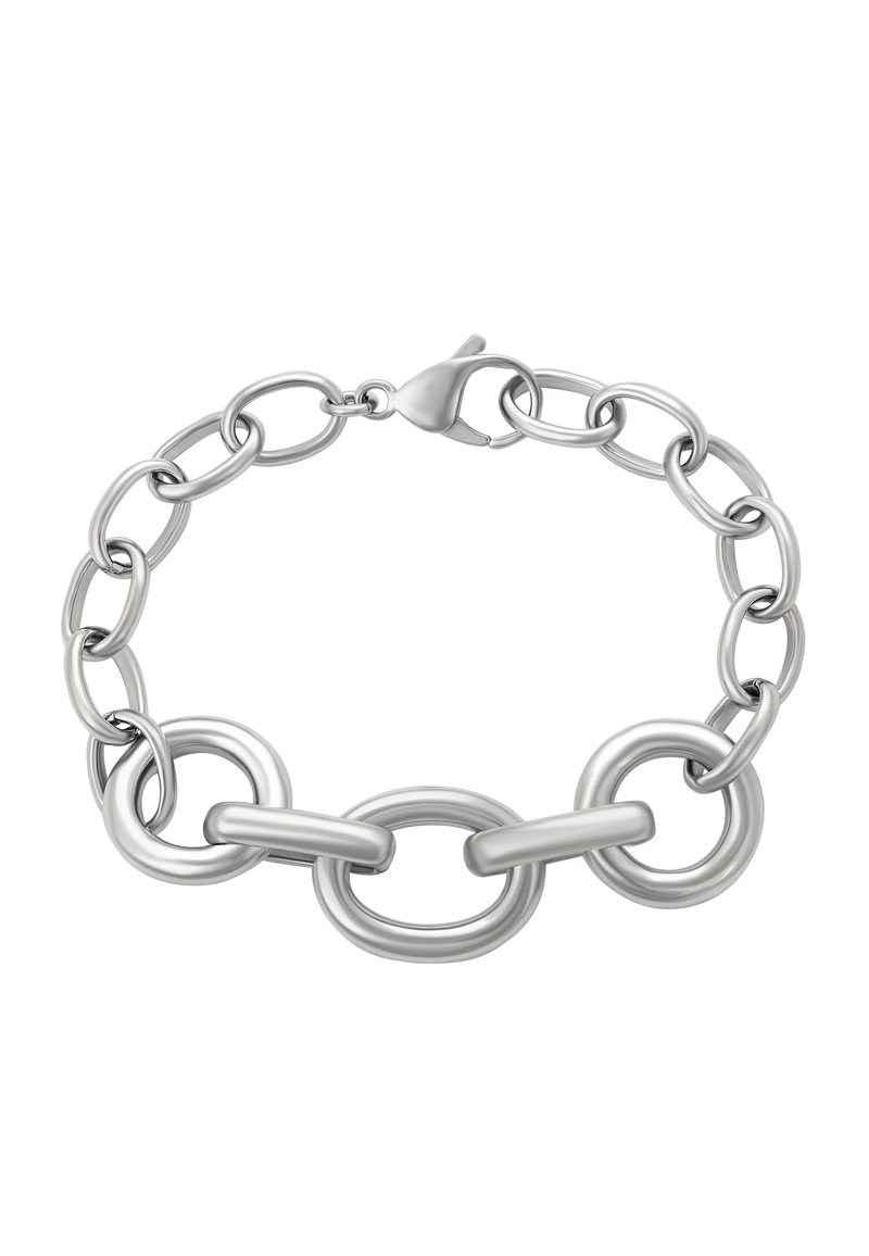 Sudraba ķēdes aproce ar maiņām lieliem ovāliem un apaļiem savienojumiem, kā arī ar omāra knaibu aizdari, izlikta uz baltā fona.