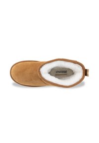 Bruine nubuck enkellaars met een zachte witte fleece voering en gestikte details rond de opening. Voorzien van een klein aantrekbandje op de hiel.