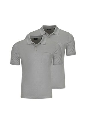 Twee lichtgrijze poloshirts met korte mouwen, kragen, knoopsluitingen en borstzakken, overlappend weergegeven op een witte achtergrond.