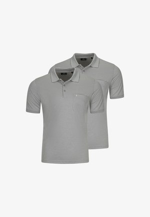 Zwei hellgraue Polohemden mit kurzen Ärmeln, Kragen, Knopfleisten und Brusttaschen, überlappend auf einem weißen Hintergrund dargestellt.