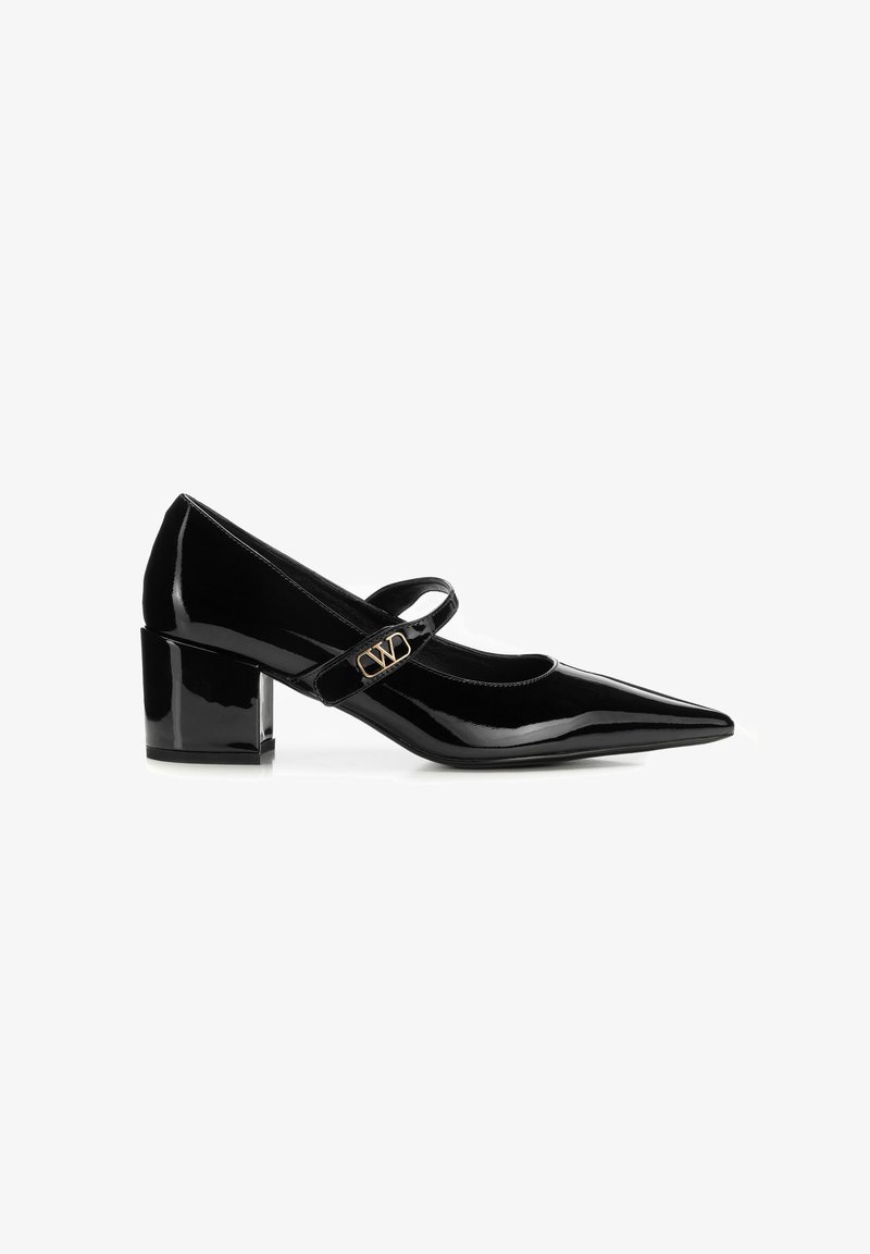Zapato Mary Jane de charol negro con tacón ancho, puntera puntiaguda y detalle del logo en V dorado en la correa.