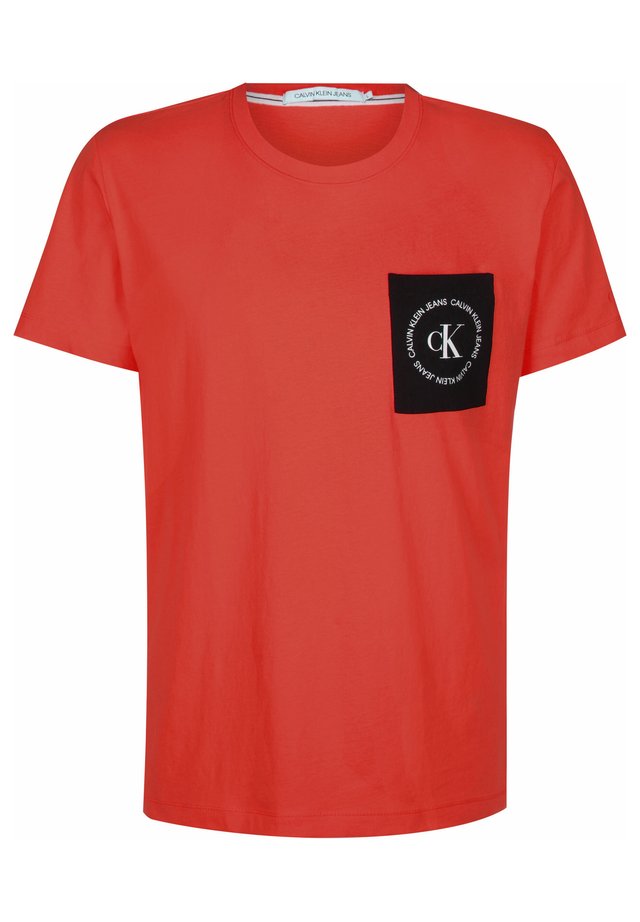 CK ROUND LOGO REG PCKT TEE - T-shirt print - fiery red/ck black/fiery red