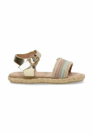 Sandalias metálicas doradas con una correa de hebilla, que cuentan con acentos textiles a rayas en rosa, azul y beige, y una suela de yute trenzado.