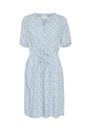 Jasnoniebieska sukienka z krótkimi rękawami, talią podkreśloną w pasie, żółto-niebieskim kwiatowym wzorem, dekoltem w kształcie litery V oraz marszczoną spódnicą.
