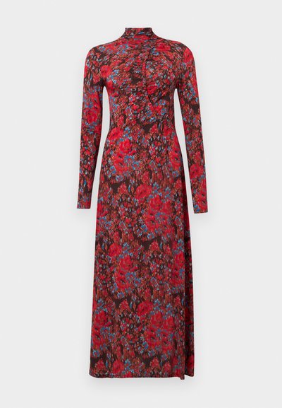 Haljina dugih rukava od tamnog materijala s crvenim cvjetnim uzorkom i plavim detaljima; visoki izrez i uska struk s drapiranim detaljima.
