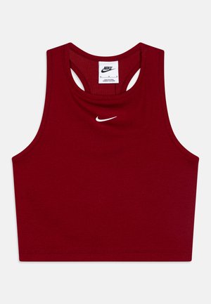 Soutien-gorge de sport rouge à côtes avec un col rond, design dos nageur, et un logo Nike blanc centré sur la poitrine. Texture de tissu douce.