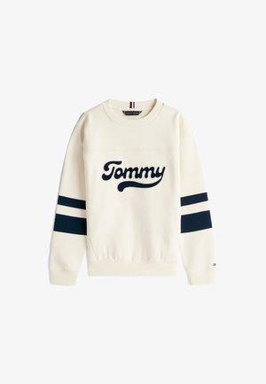 Sudadera color crema con un logo "Tommy" en azul marino, que presenta dos franjas en azul marino en las mangas, puños acanalados y cintura acanalada.
