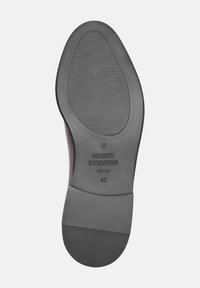 Schwarzgummisohle mit strukturierten Rillen, markiert mit "HENRY STEVENS BERLIN 42." Glatte Oberfläche mit abgerundetem Zehendesign.
