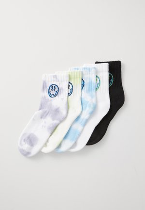 Cinco pares de calcetines cortos de algodón: blancos con patrones de teñido anudado en púrpura, verde y azul, que presentan diseños de caras sonrientes, además de un par negro sólido.