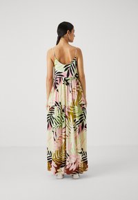 Rochie maxi cu un imprimeu de frunze multicolor în nuanțe de roz, verde și negru. Fabricată dintr-un material ușor, cu bretele subțiri și o siluetă fluidă.