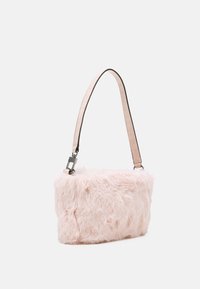 Różowa torebka z sztucznego futra o prostokątnym kształcie, z gładką, fakturowaną powierzchnią oraz cienkim, regulowanym paskiem z metalowymi ozdobami.