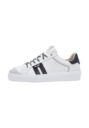 Zapatilla deportiva blanca de corte bajo con rayas negras, lengüeta trasera negra, cordones blancos y negros, y suela blanca, mostrada desde el lado exterior.