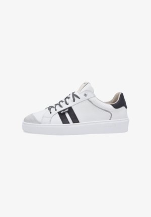 Zapatilla deportiva blanca de corte bajo con rayas negras, lengüeta trasera negra, cordones blancos y negros, y suela blanca, mostrada desde el lado exterior.