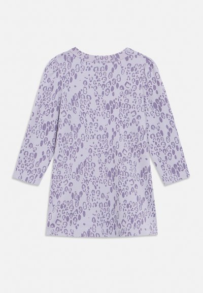 Πουκάμισο με μακριά μανίκια σε λιλά χρώμα με μωβ ακανόνιστο λεοπάρ σχέδιο, στρογγυλή λαιμόκοψη και ίσια βάση.