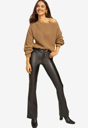 OFF THE SHOULDER - Jersey de punto - camel