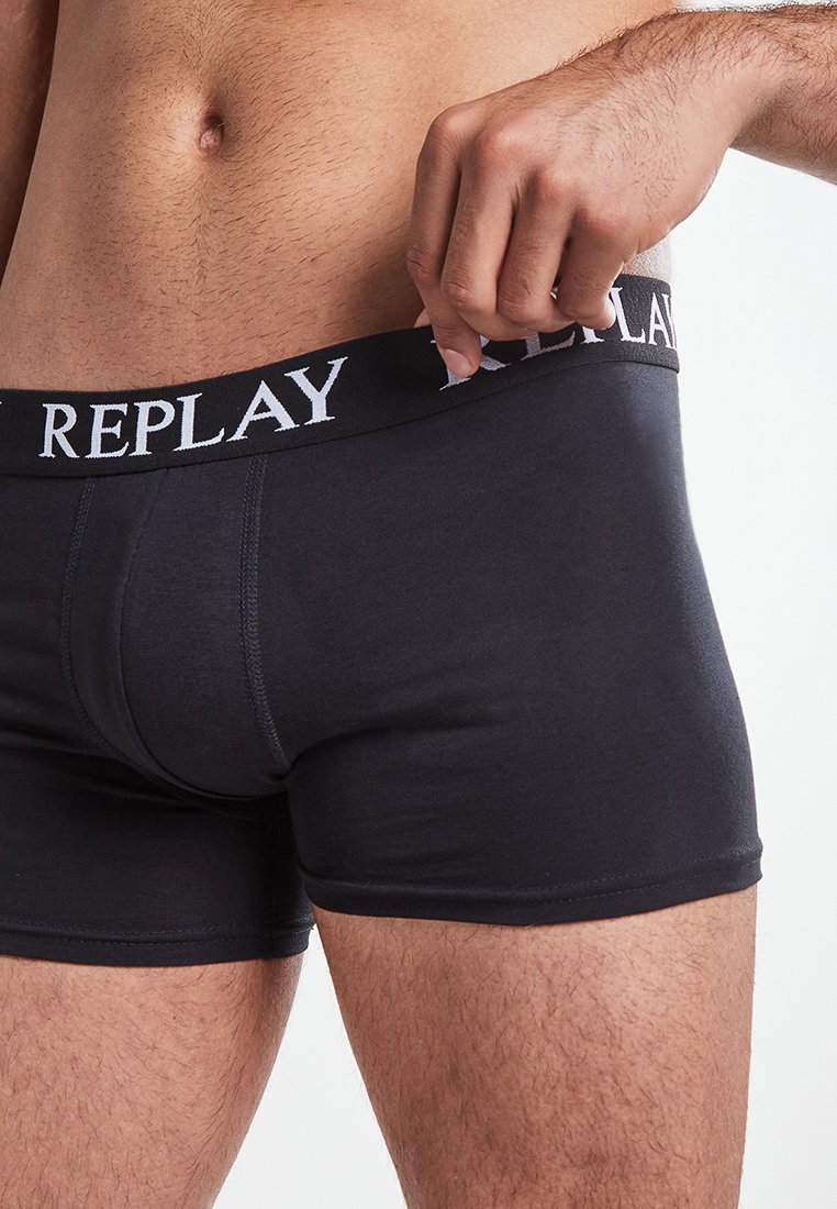 Schwarze Baumwoll-Boxershorts mit einem breiten elastischen Bund, der das Logo "REPLAY" in Weiß zeigt. Eng anliegendes Design mit glatter Textur.