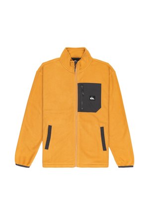 Veste en polaire orange avec un col montant, poche poitrine zippée noire et poches latérales. Présente des bordures noires aux poignets et aux poches.