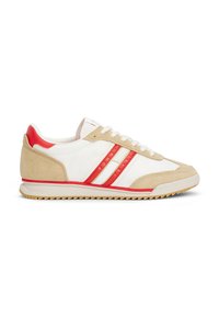 Sneakers beige et blancs avec des accents rouges, en matériaux suédés et synthétiques, avec des lacets plats et un design minimaliste avec des rayures de marque.