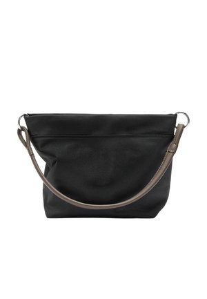 Czarna miękka torebka materiałowa o szerokim prostokątnym korpusie i zakrzywionej brązowej skórzanej rączce przymocowanej metalowymi kółkami.