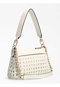 Biała pleciona torebka z gładką górną częścią, złotym łańcuszkiem jako ozdobą oraz czarnym wykończeniem. Charakteryzuje się usztywnionym kształtem i szerokim paskiem na ramię.