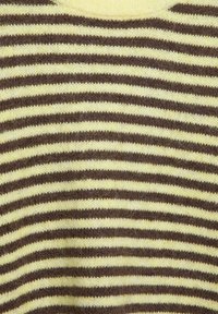 Pruhovaný pulóverový sveter s prekladanými žltými a hnedými vodorovnými pásmi, vyrobený z mäkkej pleteniny so štruktúrovaným povrchom.