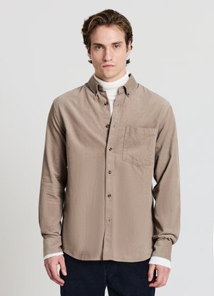 Hellbraunes Hemd aus weichem Stoff mit Knopfleiste, einer Brusttasche, langen Ärmeln mit weißen Manschetten und einem klassischen Kragen.