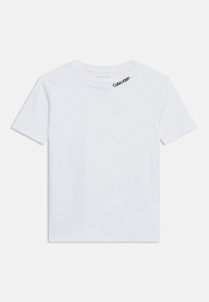 Λευκό κοντομάνικο T-shirt με στρογγυλή λαιμόκοψη και μικρό μαύρο κείμενο "Calvin Klein" τυπωμένο κοντά στη λαιμόκοψη στη αριστερή πλευρά.