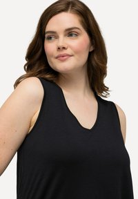 Ulla Popken LONGLINE  PUNTZOOM  V-HALS MOUWLOOS - Top - black