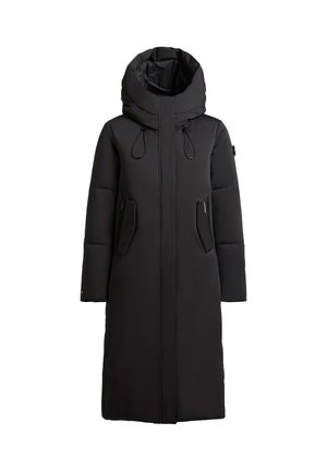Schwarzer, fluffiger Mantel mit hohem Kragen, verstellbare Kapuze, zwei seitlichen Reißverschlusstaschen und einer geraden Silhouette bis zum Knie. Glatte Textur.