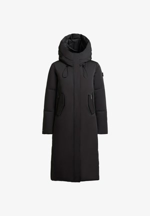 Černá nadýchaná bunda s vysokým límcem, kapucí na stažení, dvěma bočními zipovými kapsami a rovnou siluetou ke kolenům. Hladká textura.