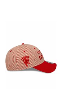 Rot- und cremestreifige Kappe mit einem runden Schirm. Verfügt über gestickten Text und ein Logo an der Seite. Hergestellt aus Stoff mit glatter Textur.