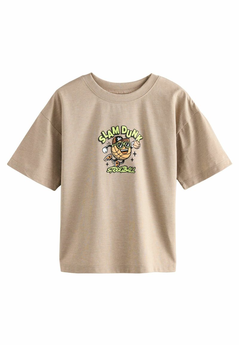 T-shirt in cotone beige con collo rotondo e maniche corte. Presenta una grafica colorata di un personaggio di basket che indossa occhiali da sole.