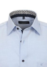 Lichtblauwe shirt met een comfortabele pasvorm. Heeft een geklede kraagvoering en donkere knopen. Inclusief een borstzak met logo.