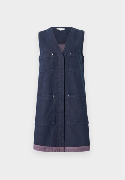 Tumedast denimist ilma varrukateta vest, milles on V-kaelus, kaks eesmist taskut ja kontrastne roosa äär. Omab hõbedaseid nööbid.