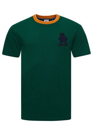 T-shirt en coton vert avec un col rond orange. Présente un logo d'ours bleu et un texte sur la poitrine gauche. Manches courtes, coupe classique.