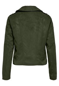 Veste en suédine verte olive avec un col à revers, des manches longues et des poches latérales. Texture lisse, coupe ajustée et détails cousus.