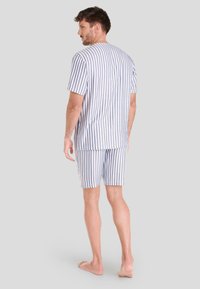 Conjunto de pijama de manga corta a rayas en azul claro y blanco. Confeccionado con una tela suave, presenta un corte relajado y pantalones cortos hasta la rodilla.
